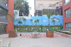 mural residencia patio palmeras jardin